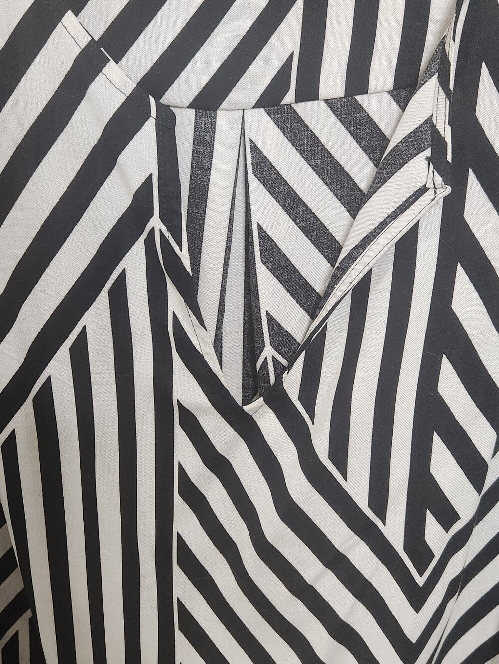 Torrid Harper Cream Black Geometric Striped V-Neck Blouse Size 0  (12/14)NWOT - Picture 3 of 6